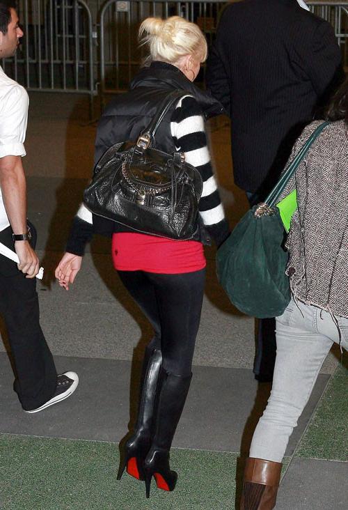 16P Christina Aguilera posing very sexy in tigh pants