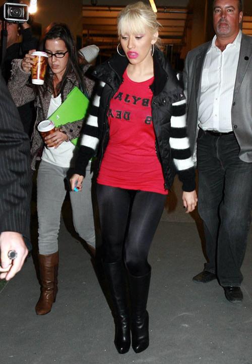 16P Christina Aguilera posing very sexy in tigh pants