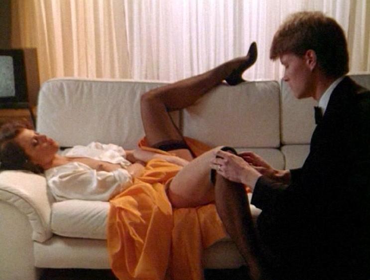 16P Sigourney Weaver shows pert titties and bush