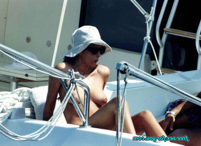 16P Monica Bellucci showing her tits on yacht paparazzi pictures