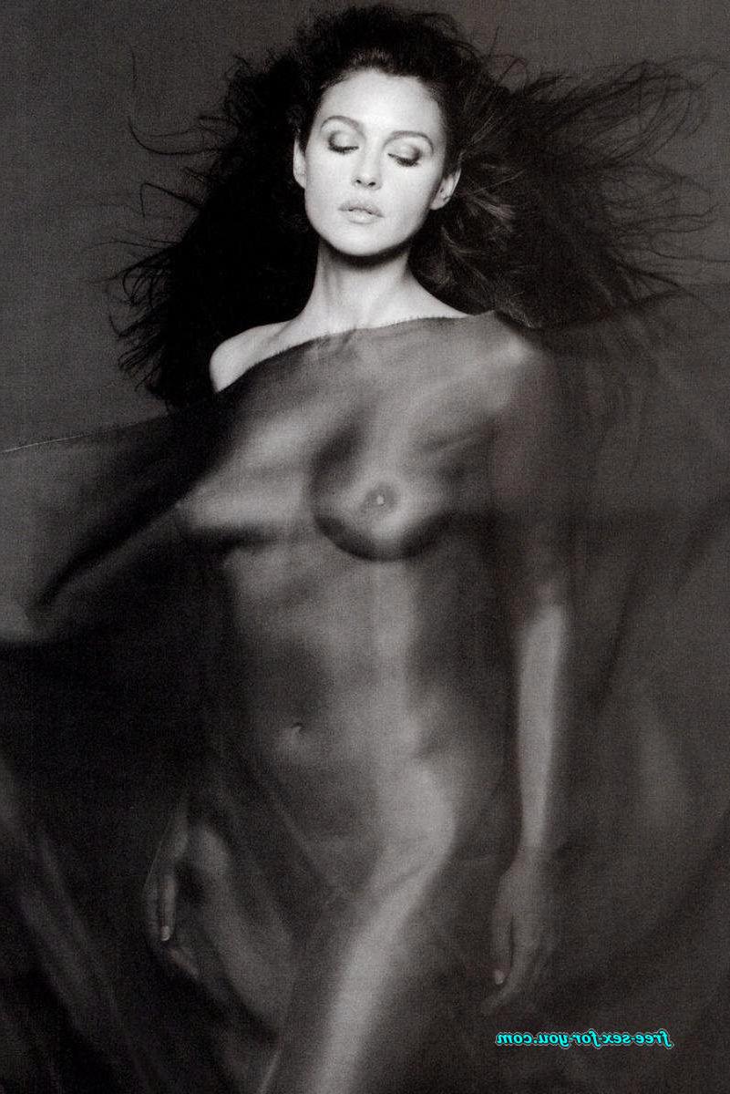 16P Monica Bellucci showing her tits on yacht paparazzi pictures