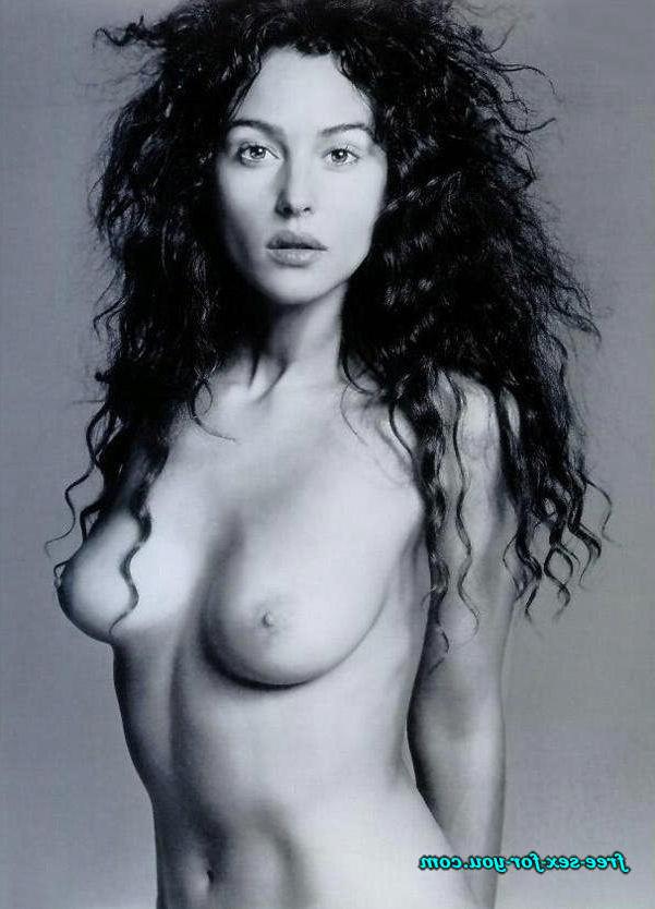 16P Monica Bellucci showing her tits on yacht paparazzi pictures