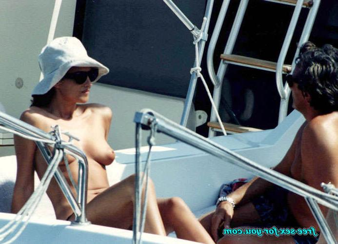 16P Monica Bellucci showing her tits on yacht paparazzi pictures