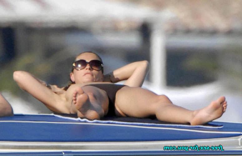 16P Rebecca Gayheart showing tits topless on yacht paparazzi pix