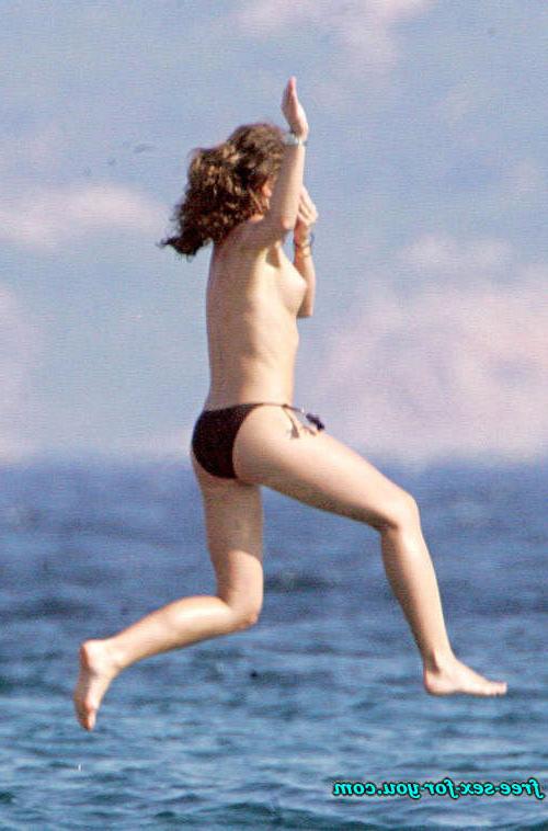 16P Rebecca Gayheart showing tits topless on yacht paparazzi pix