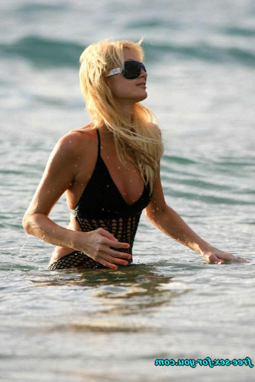 16P Paris Hilton showing tits and flash pussy upskirt pictures