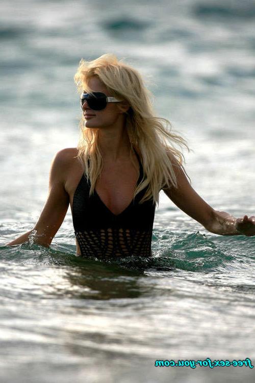 16P Paris Hilton showing tits and flash pussy upskirt pictures