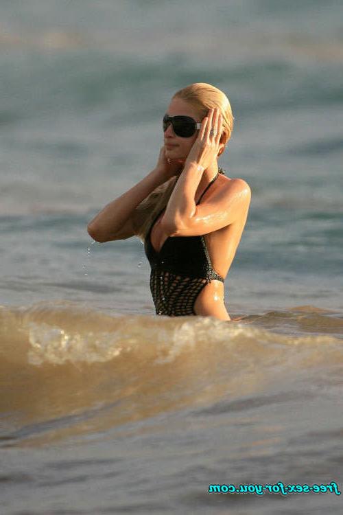 16P Paris Hilton showing tits and flash pussy upskirt pictures