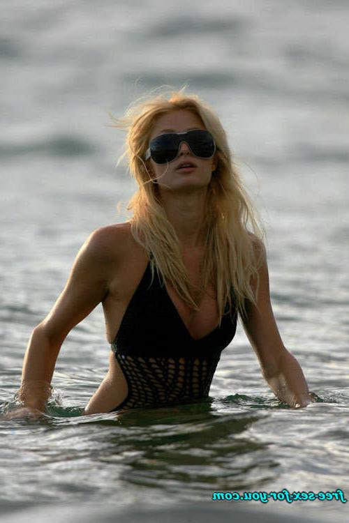 16P Paris Hilton showing tits and flash pussy upskirt pictures