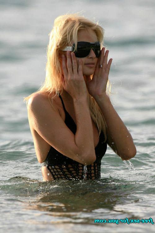 16P Paris Hilton showing tits and flash pussy upskirt pictures