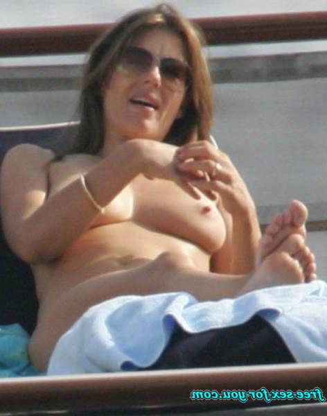 16P Elizabeth Hurley shows tits on yacht and upskirt paparazzi pix