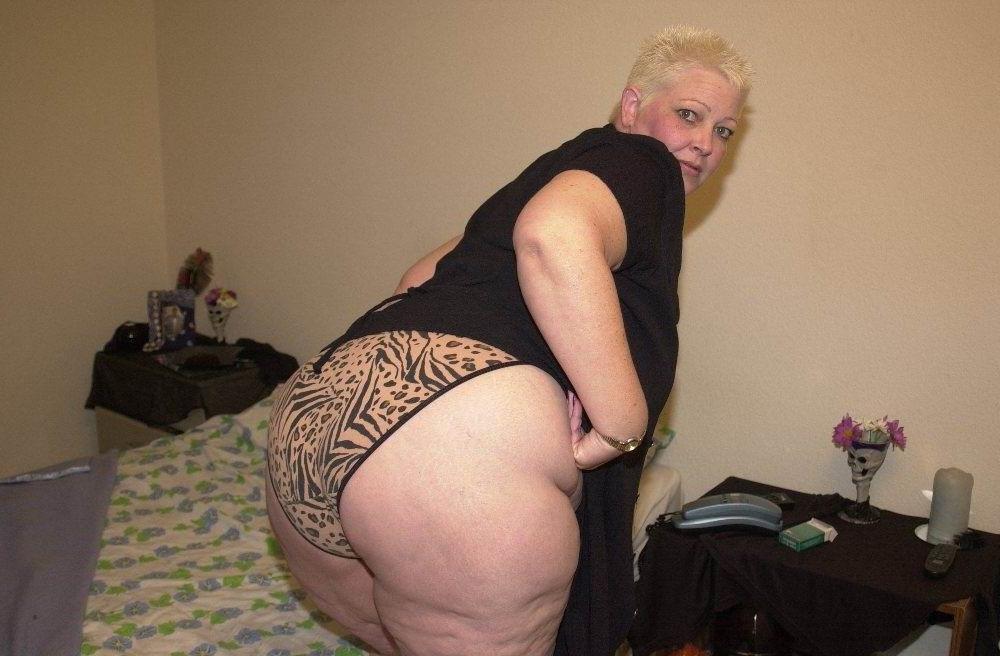 16P old bbw woman playing with a dildo