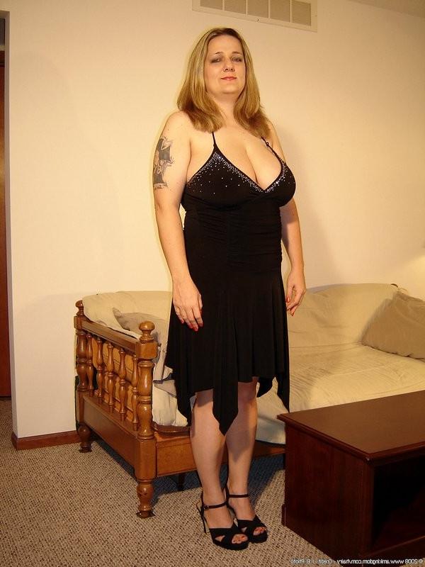 15P thick ass mature Amber exposes her fury bush