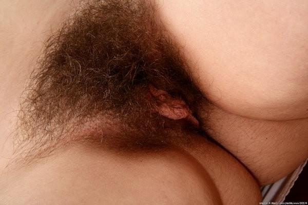 15P Simone shows off her pudgey and hairy muffin