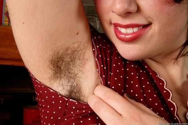 15P Simone shows off her pudgey and hairy muffin