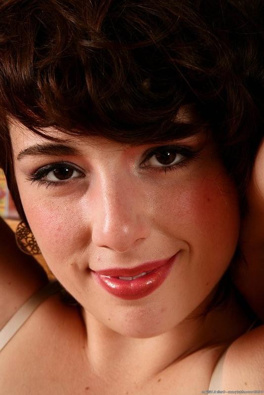 15P Simone shows off her pudgey and hairy muffin