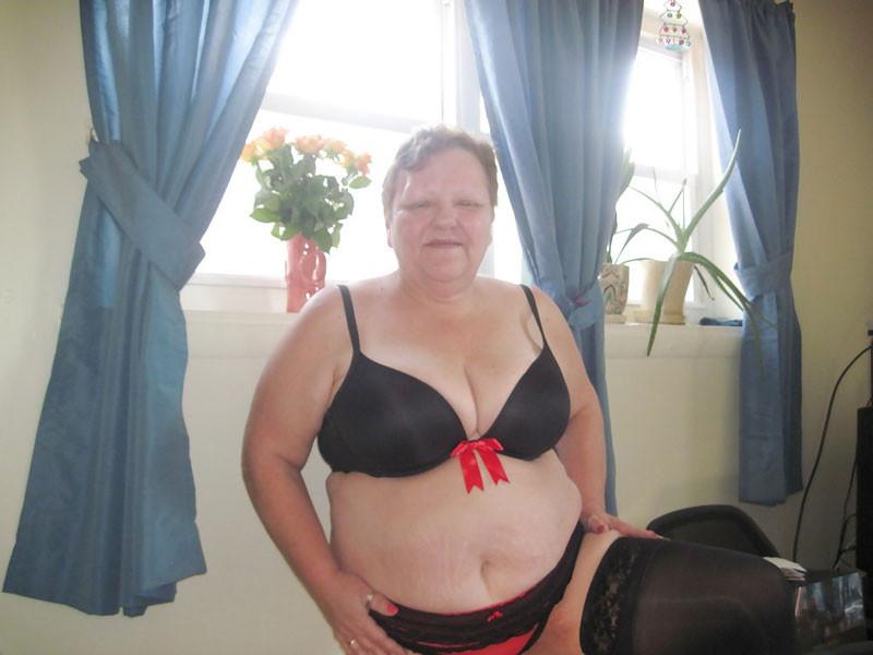 16P Lingerie and hot mature moms