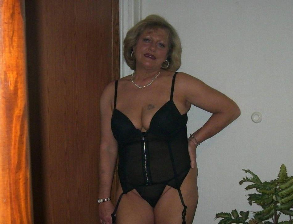 16P Lingerie and hot mature moms