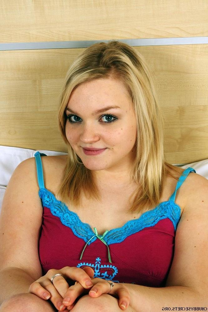 15P Chubby blonde teen showing off her pretty feet and toes