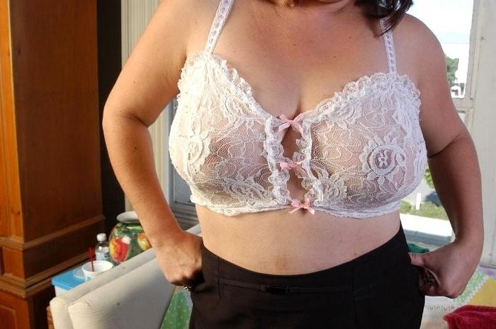 16P Chubby old woman strips in full view for the neighbors