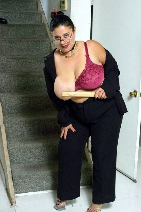 16P Hairy mature plumper plays with clothespins