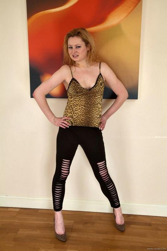 15P Twyla exposes her natural hairy pussy