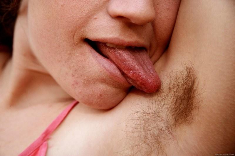 15P Thick natural pussy having Mahonia spreads