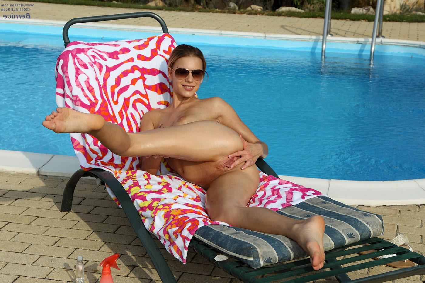 15P Bikini Clad Bernice Fisting Herself and Getting Fisted Poolside