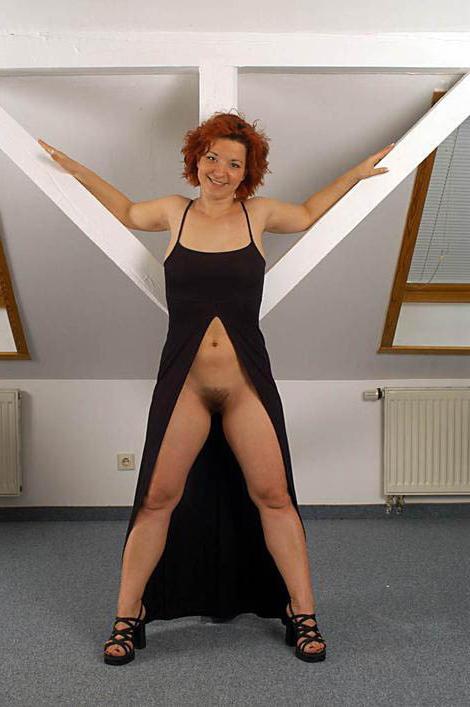 16P Perky Titted Redhead Wife Showing Her Hairy Bush Pussy