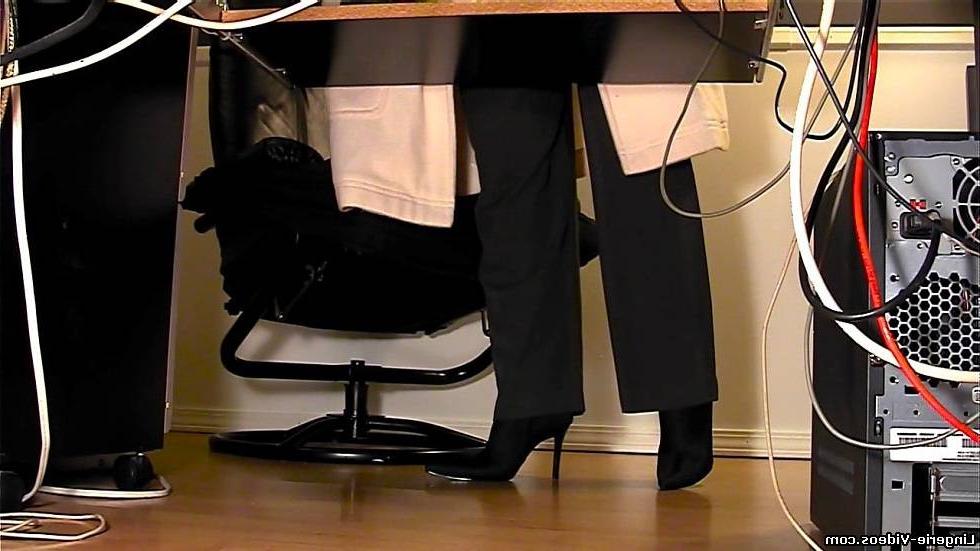 17P Spycam set of sexy secretary in hot pantyhose