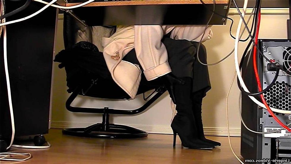 17P Spycam set of sexy secretary in hot pantyhose