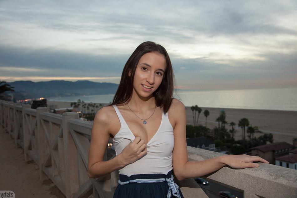 16P Duke university student Belle Knox in a short skirt in public flashing and teasi
