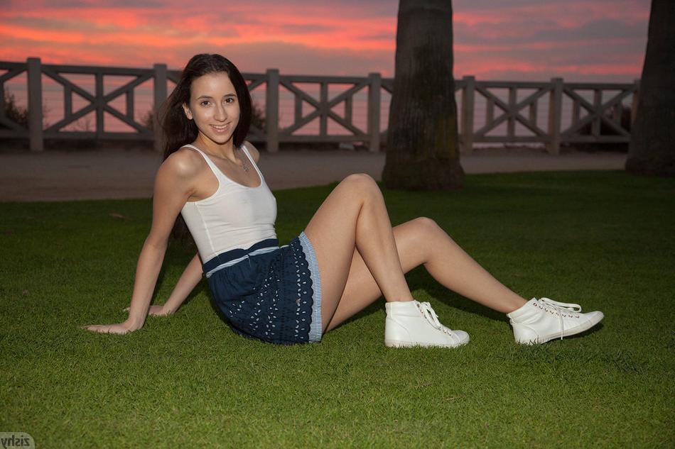 16P Duke university student Belle Knox in a short skirt in public flashing and teasi
