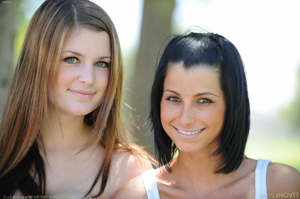 15P College girl flashes her pussy outside in the school yard