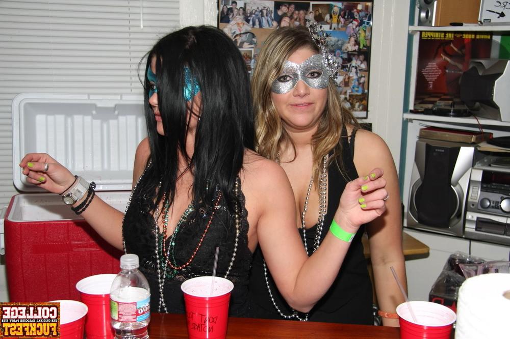 12P Drunk horny college girl gets fucked at the Mardi Gras Party