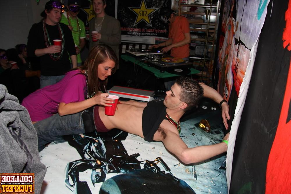 12P Drunk horny college girl gets fucked at the Mardi Gras Party
