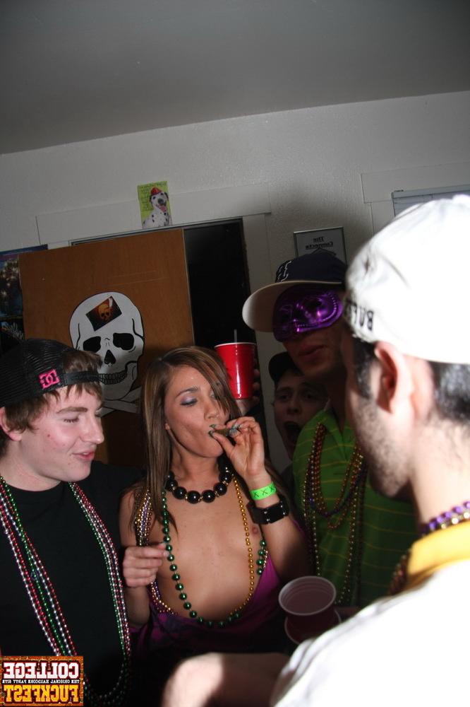 12P Drunk horny college girl gets fucked at the Mardi Gras Party