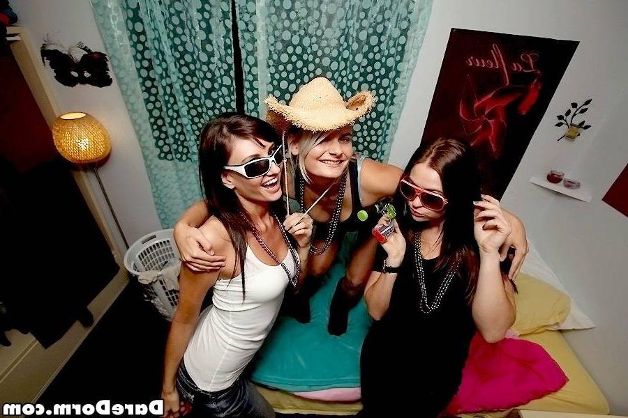 15P Real college girls got fucked in their dorm party