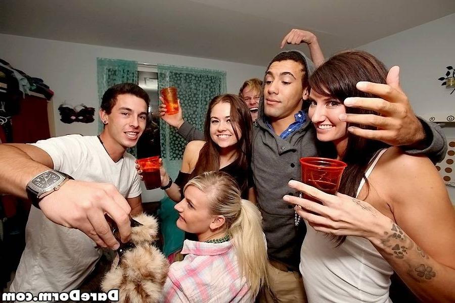 15P Real college girls got fucked in their dorm party