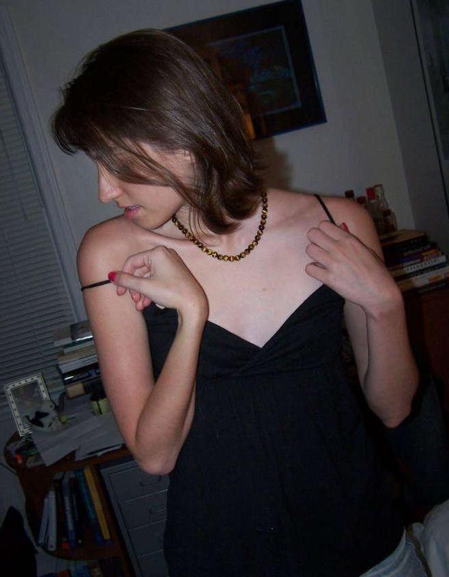 15P Pictures of a pretty babe posing in her room