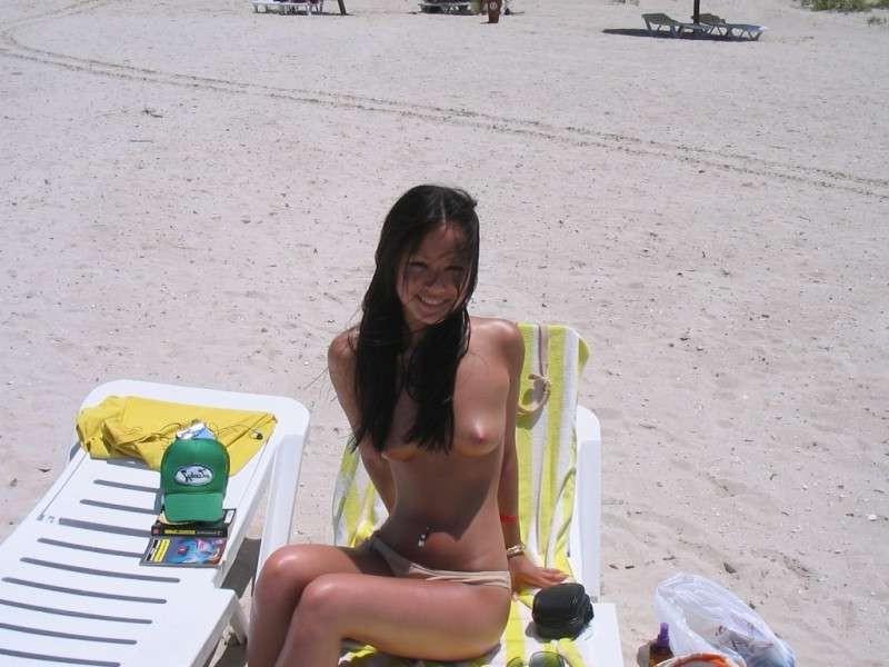 18P Topless amateur babes in sexy poses