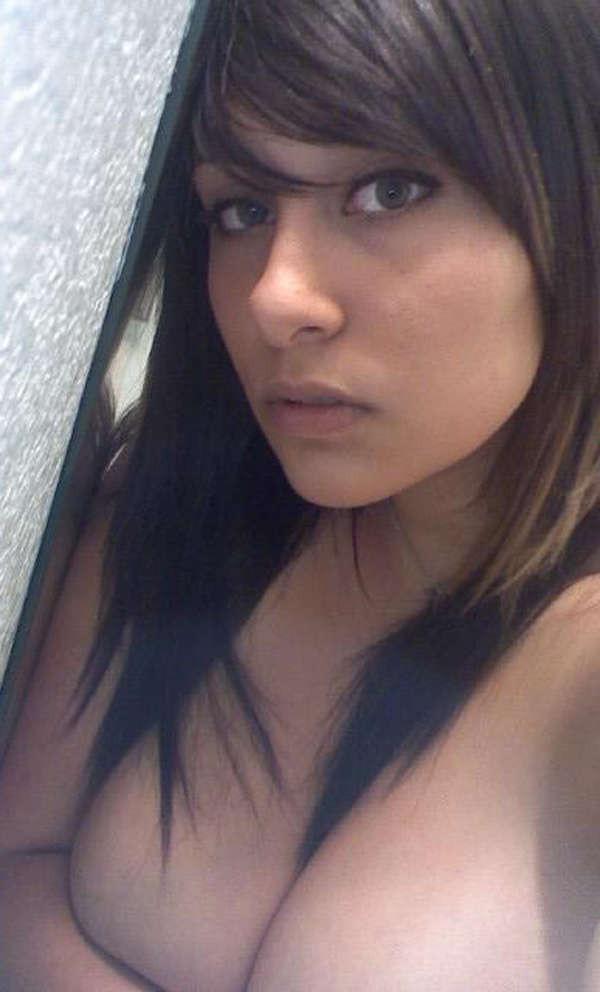 15P Photos of a sexy sporty chick who got naked