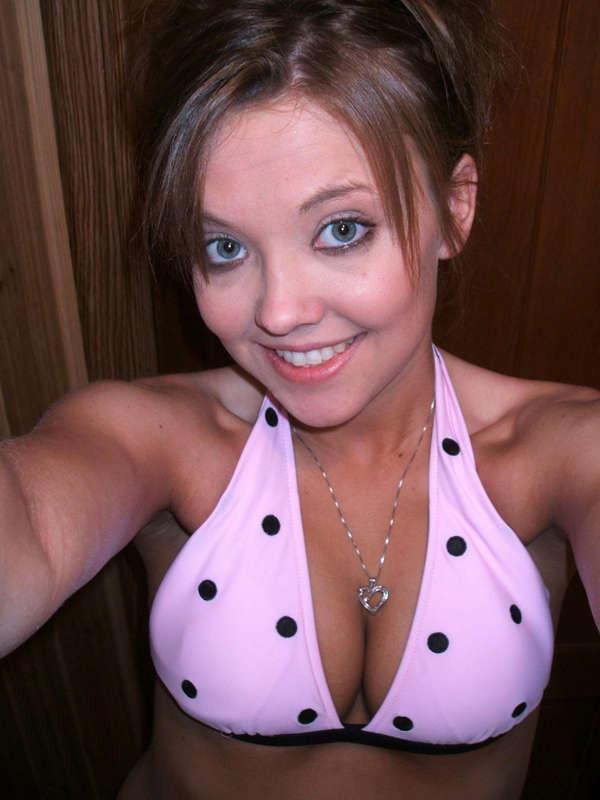 16P Photos of steamy GFs having fun with the camera