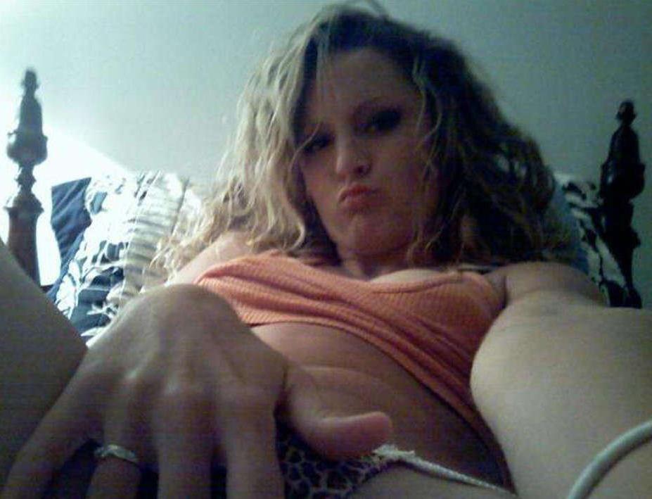 16P Photos of steamy GFs having fun with the camera