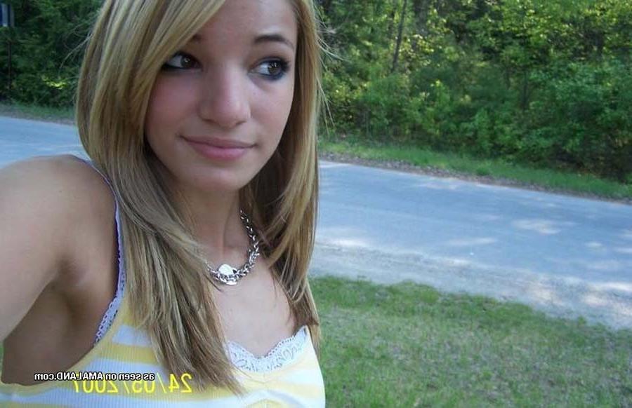 16P Picture gallery of amateur sexy teen Alisha camwhoring