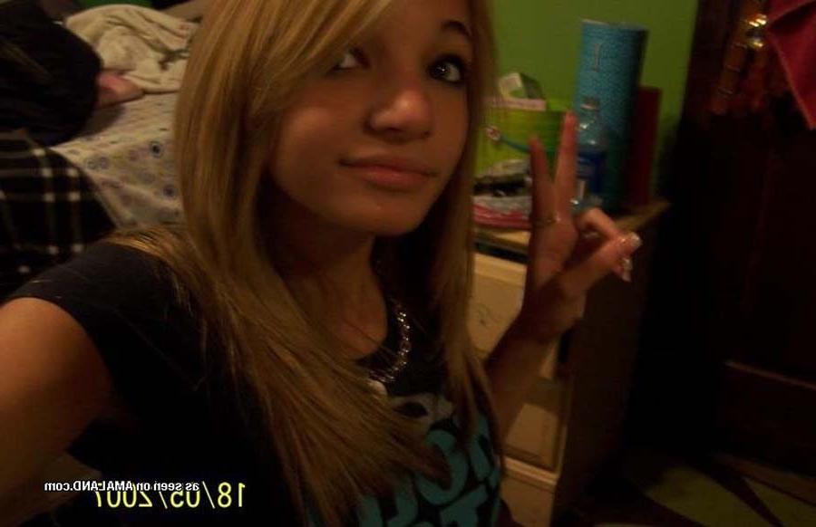 16P Picture gallery of amateur sexy teen Alisha camwhoring