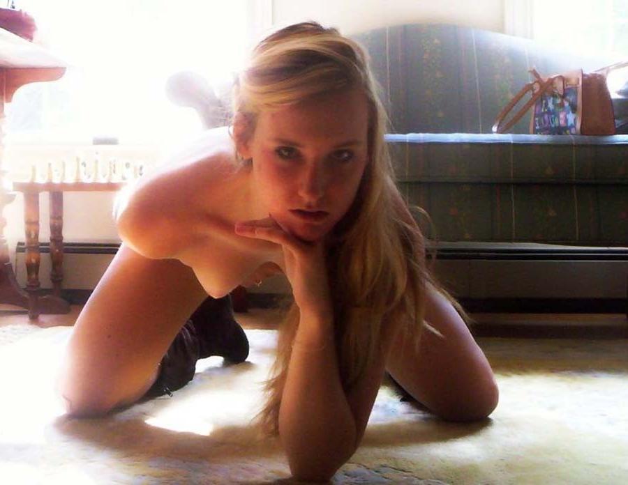 9P Picture set of a sexy amateur girlffriend's nice selfpics