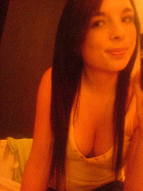 18P Collection of assorted pics of hot camwhores