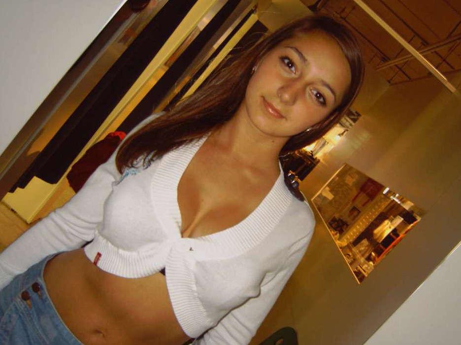 16P Nice collection of a gorgeous babe's hot selfpics