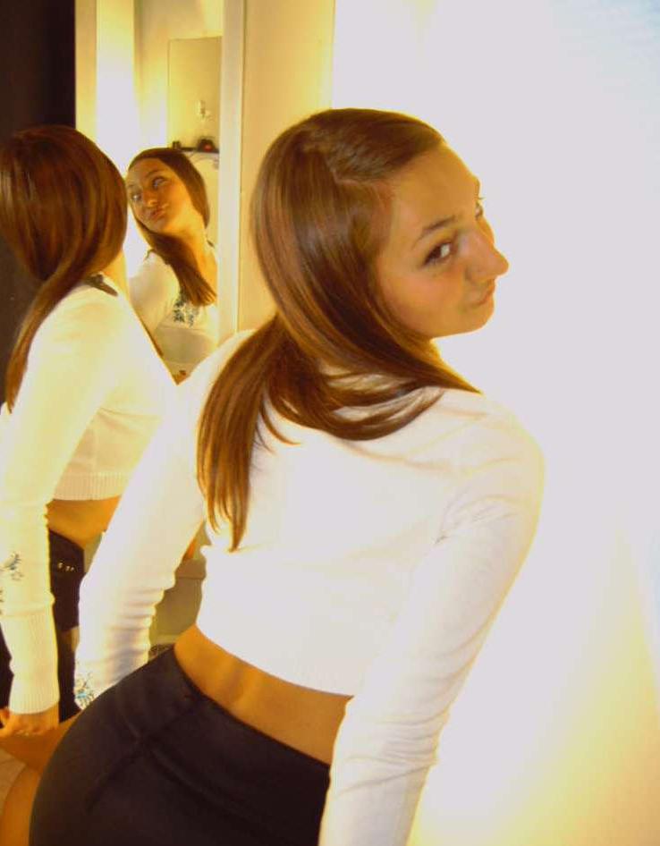 16P Nice collection of a gorgeous babe's hot selfpics